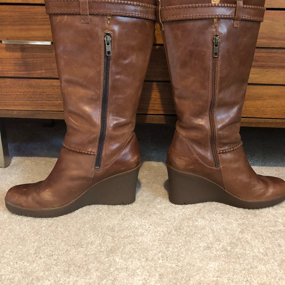 Ugg- Leather wedge boots - Picture 4 of 9